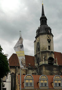 Naumburg, Uta-Fahne vor Wenzelskirche