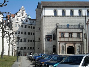 Neuburg, Schloss von außen mit lutheranischer Kapelle (zweiter Eingang von rechts)
