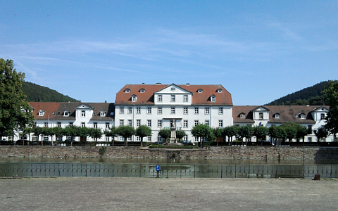 Bad Karlshafen, Hafenplatz mit ehemaligem Hafenbecken