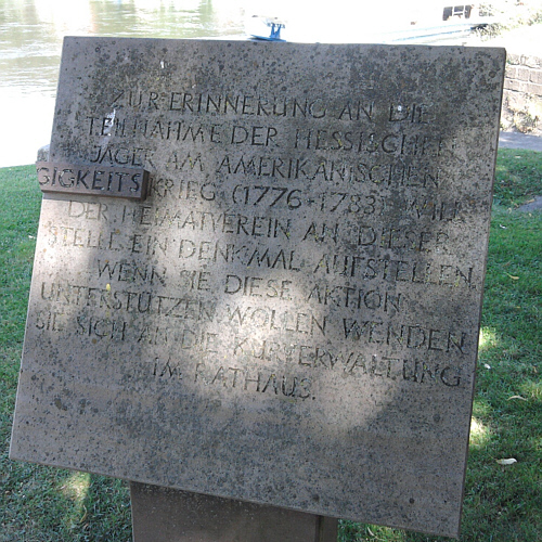 Bad Karlshafen, denkmalartige Tafel, die zur Errichtung eines Denkmals für die Hessians im amerikanischen Unabhängigkeitskrieg auffordert