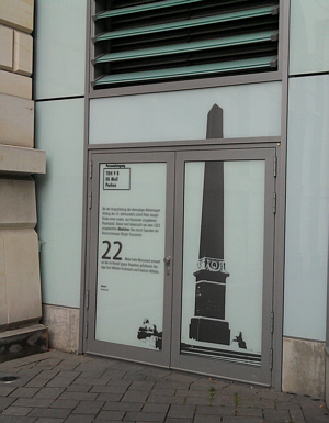 Braunschweig, derselbe Obelisk wiederum auf einer Shoppingschlosstür