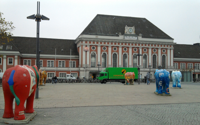 Hamm, Hauptbahnhof mit Elefanten