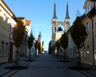 Köthen, im Hintergrund die spektakulären (allerdings erst im 19. Jhd. aufgesetzten) Türme der St. Jakobskirche