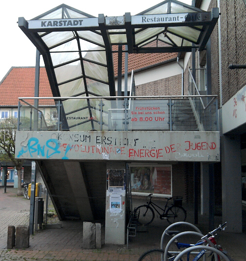 Wolfenbüttel, aber auch Konsumkritik am Ex-Karstadt-Kaufhaus