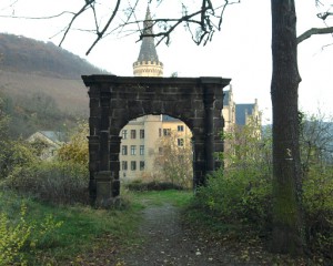 Bad Hönningen, Schloss Arenfels hinter rätselhaftem Torbogen
