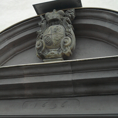 Nordheim, Wappen des Fürstbischofs von Guttenberg überm Kirchenportal