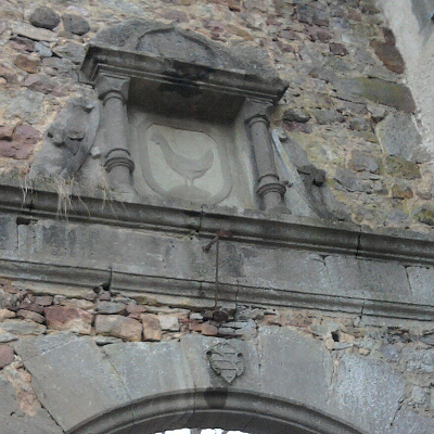 Ostheim, Henne im Henneberger-Wappen überm Lichtenburg-Portal 