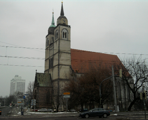 Magdeburg, bunkerartig aussehende Ex-Kirche (St. Johannis)