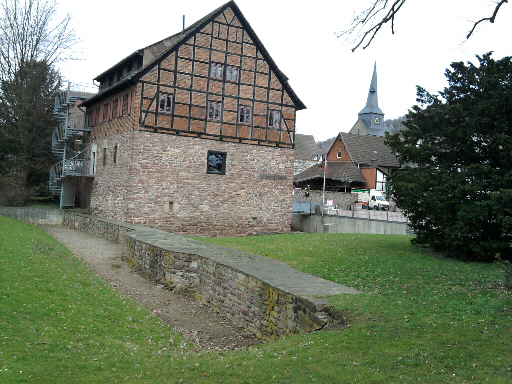 Bodenwerder, Münchhausen-Museum mit Rest der einstigen Stadtmauer