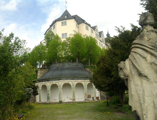Greiz, Schanzengarten des oberen Schlosses mit Sandstein-Fortuna und Pavillon von 1751