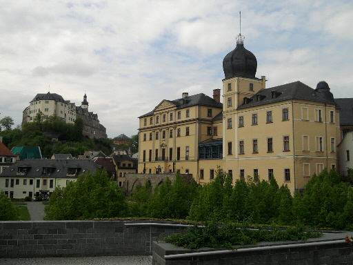 Greiz, oberes Schloss und unteres (rechts)