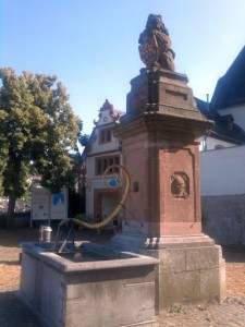 Diez, Friso-Brunnen vorm Grafenschloss