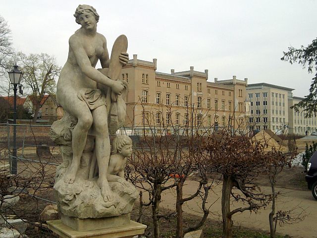 Neustrelitz, Hera-Statue im Schlossgarten, Carolinenpalais
