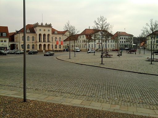 Neustrelitz, Teil des Straßensterns (Rondell) mit Rathaus im Hintergrund