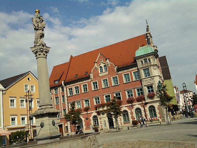Mindelheim, Marienplatz mit Mariensäule, Rathaus und bunten Häusern