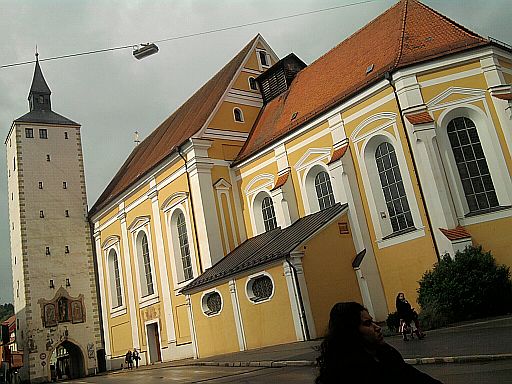 Mindelheim, Unteres Tor und Jesuitenkirche in der Maximilianstraße