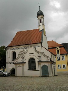 Mindelheim, kleiner Zwiebelkirchturm (Gruftkapelle vor der Stadtpfarrkirche)