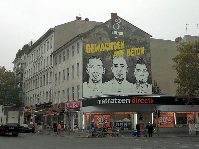 Berlin, Boatengs-Plakat an der Kreuzung Bad- und Pankstraße