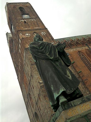 Prenzlau, Luther-Denkmal vorm Dom