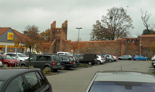Prenzlau, Stadtmauer mit Turm (und Parkplatz)