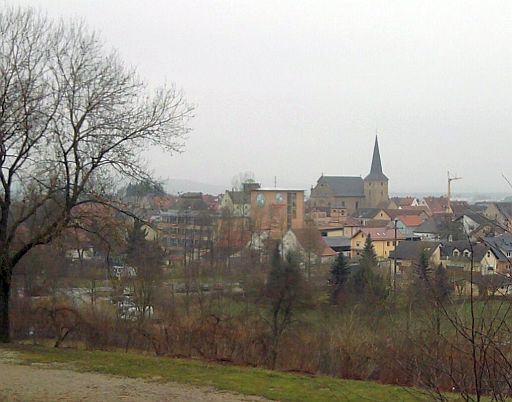 Buttenheim, Silhouette mit Kirche und zwei Brauereien