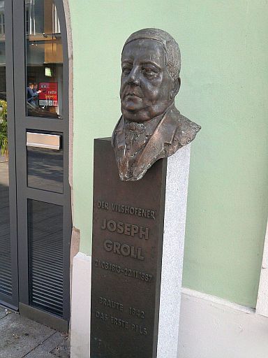 Vilshofen, Büste des Pils-Erfinders Joseph Groll vorm Rathaus