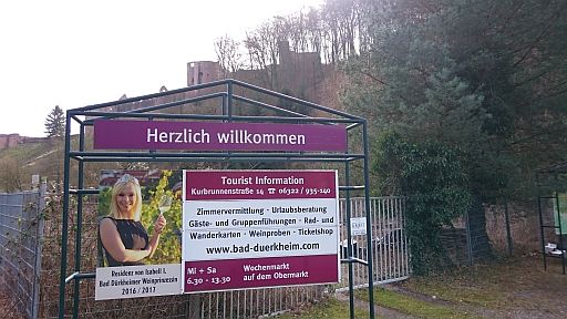Bad Dürkheim, Willkommens-Plakat unter der Ruine Hardenburg