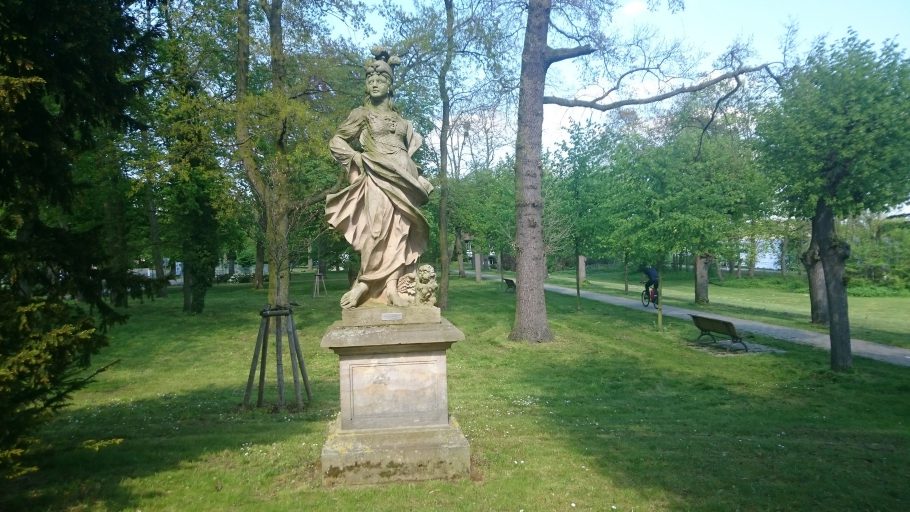 Schwedt, Sandsteinstatue im Hugenottenpark