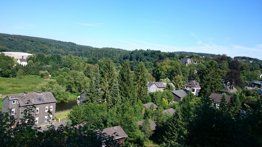 Wissen, Blick auf Schloss Schönstein im Westerwald