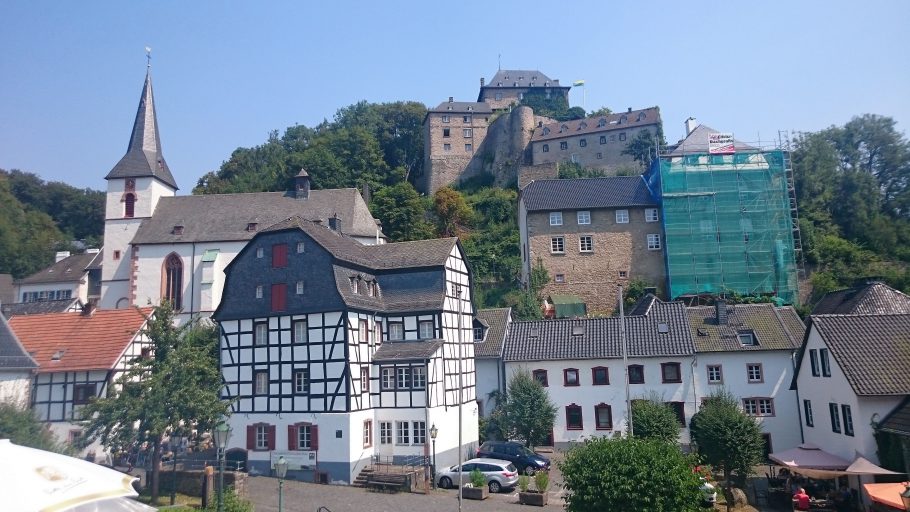 Blankenheim, gestaffelt (Burg-Schloss über Kirche überm Ort)