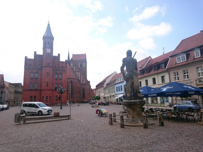 Perleberg, Marktplatz mit Roland und Rathaus 