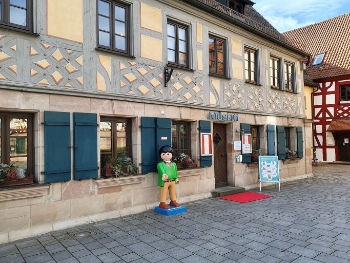 Zirndorf, Stadtmuseum mit Playmobile-Männchen davor