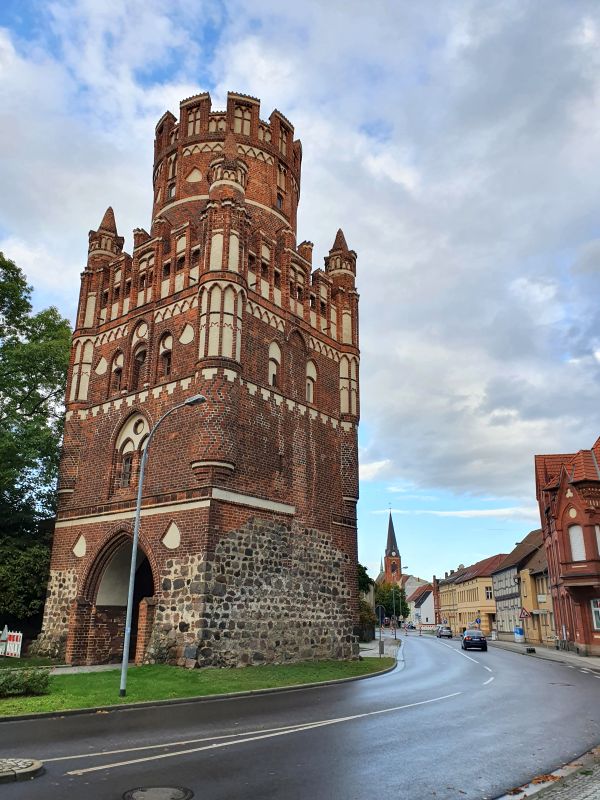 Stendal, Stadtmauer-Torturm mit weiterem Kirchturm im Hintergrund