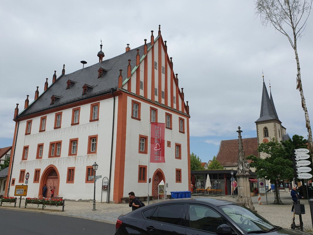 Haßfurt, altes Rathaus und Stadtkirche am Marktplatz