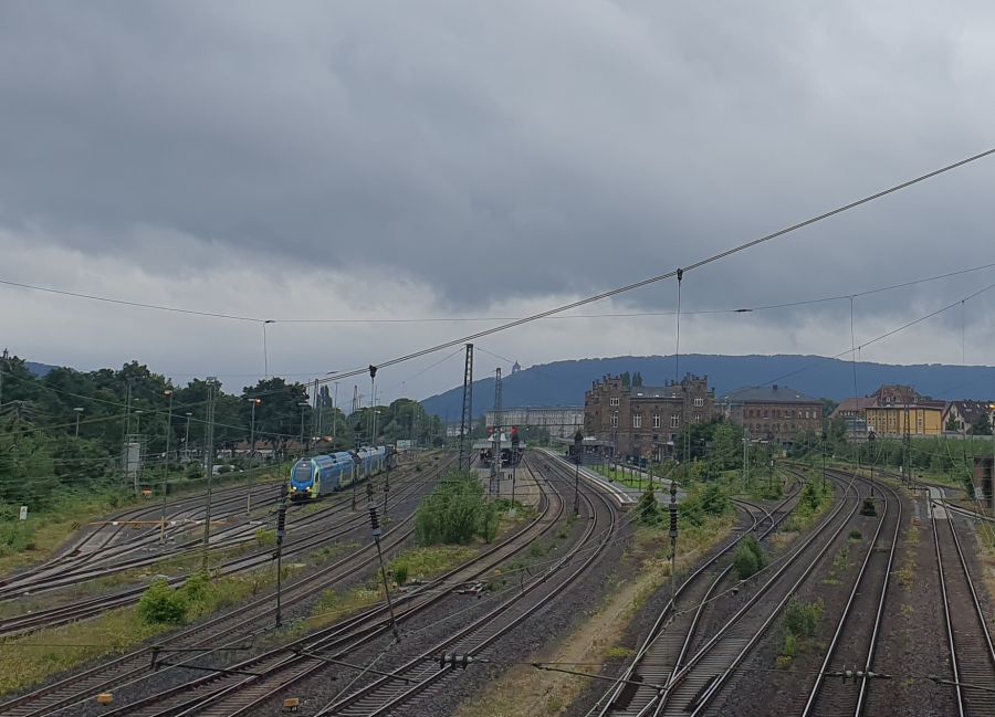 Bahnhof Minden mit Wittekindsberg (Porta Westfalica) im Hintergrund