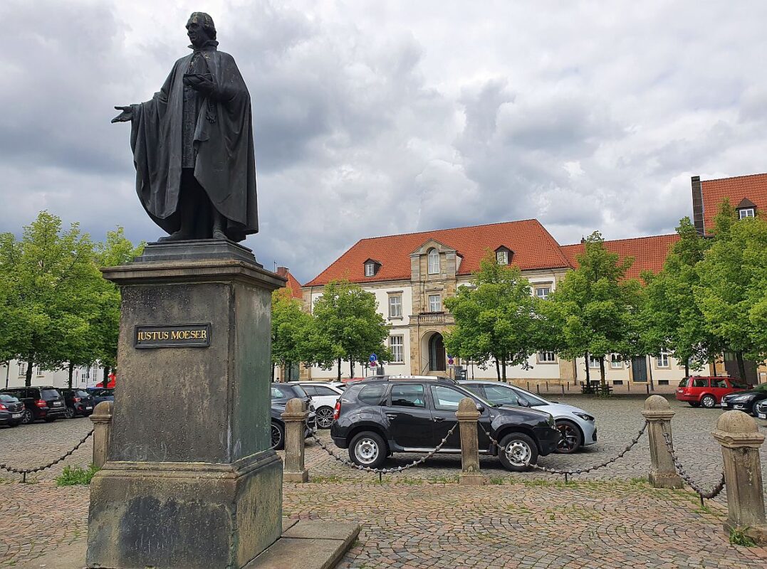 Osnabrück, Justus-Möser-Denkmal neben dem Dom